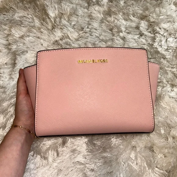 Micheal Kors crossbody - Picture 1 of 3
